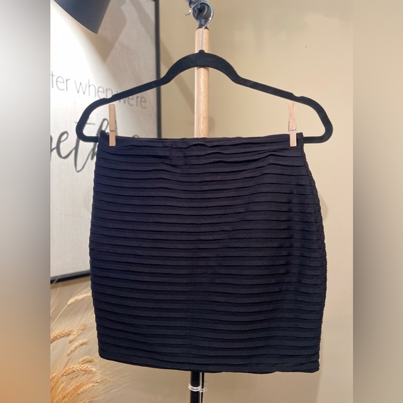 Black Tiered Crepe Mini Skirt - Picture 4 of 7